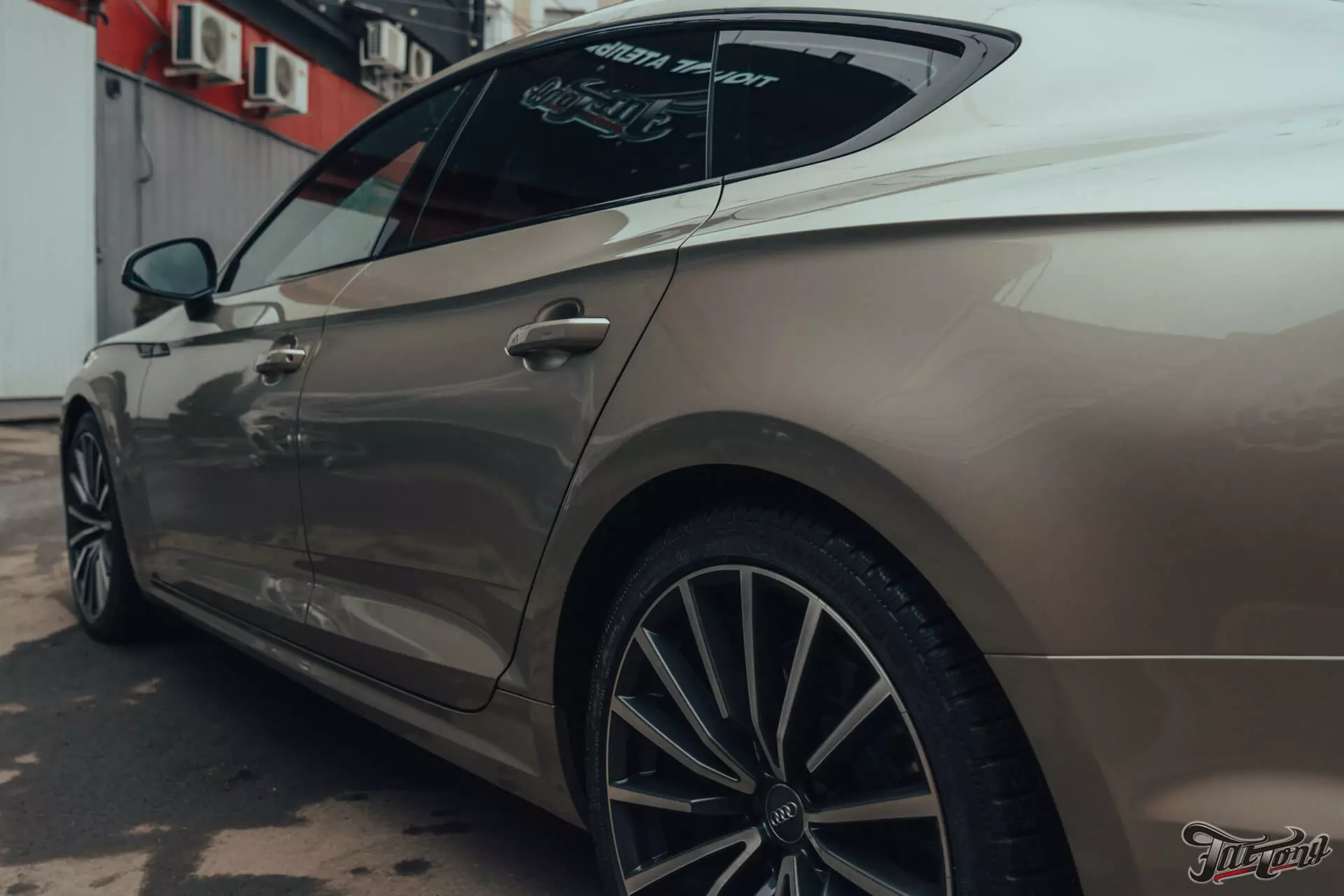Audi A5. Кузовной ремонт, полная расклейка винила